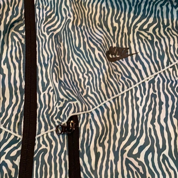 Nike light weight jacket ! Size Large. - Picture 2 of 3